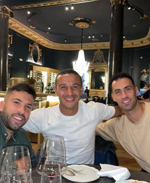 Sergio Busquets Instagram - Me siento muy afortunado de haber podido coincidir contigo todos estos años en el club donde soñabamos jugar. En el barcelonismo te vamos a echar mucho de menos, se va el mejor lateral izquierdo de nuestra historia y por encima de todo eso el gran compañero y amigo que eres y todo que lo pudimos vivir juntos tanto dentro como fuera del campo.
Te deseo lo mejor en esta nueva aventura porque te lo mereces tanto tú como tu familia y aquí estaremos para acompañaros como siempre. Os queremos 💙❤️ ♾️
Gracias por tanto @jordialbaoficial