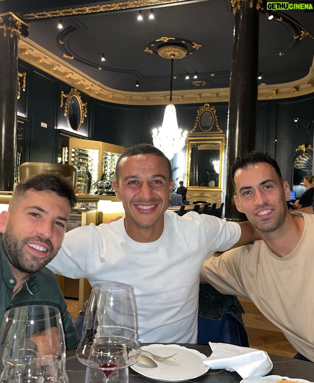 Sergio Busquets - 762.7K Likes - Me siento muy afortunado de haber podido coincidir contigo todos estos años en el club donde soñabamos jugar. En el barcelonismo te vamos a echar mucho de menos, se va el mejor lateral izquierdo de nuestra historia y por encima de todo eso el gran compañero y amigo que eres y todo que lo pudimos vivir juntos tanto dentro como fuera del campo.
Te deseo lo mejor en esta nueva aventura porque te lo mereces tanto tú como tu familia y aquí estaremos para acompañaros como siempre. Os queremos 💙❤️ ♾️
Gracias por tanto @jordialbaoficial