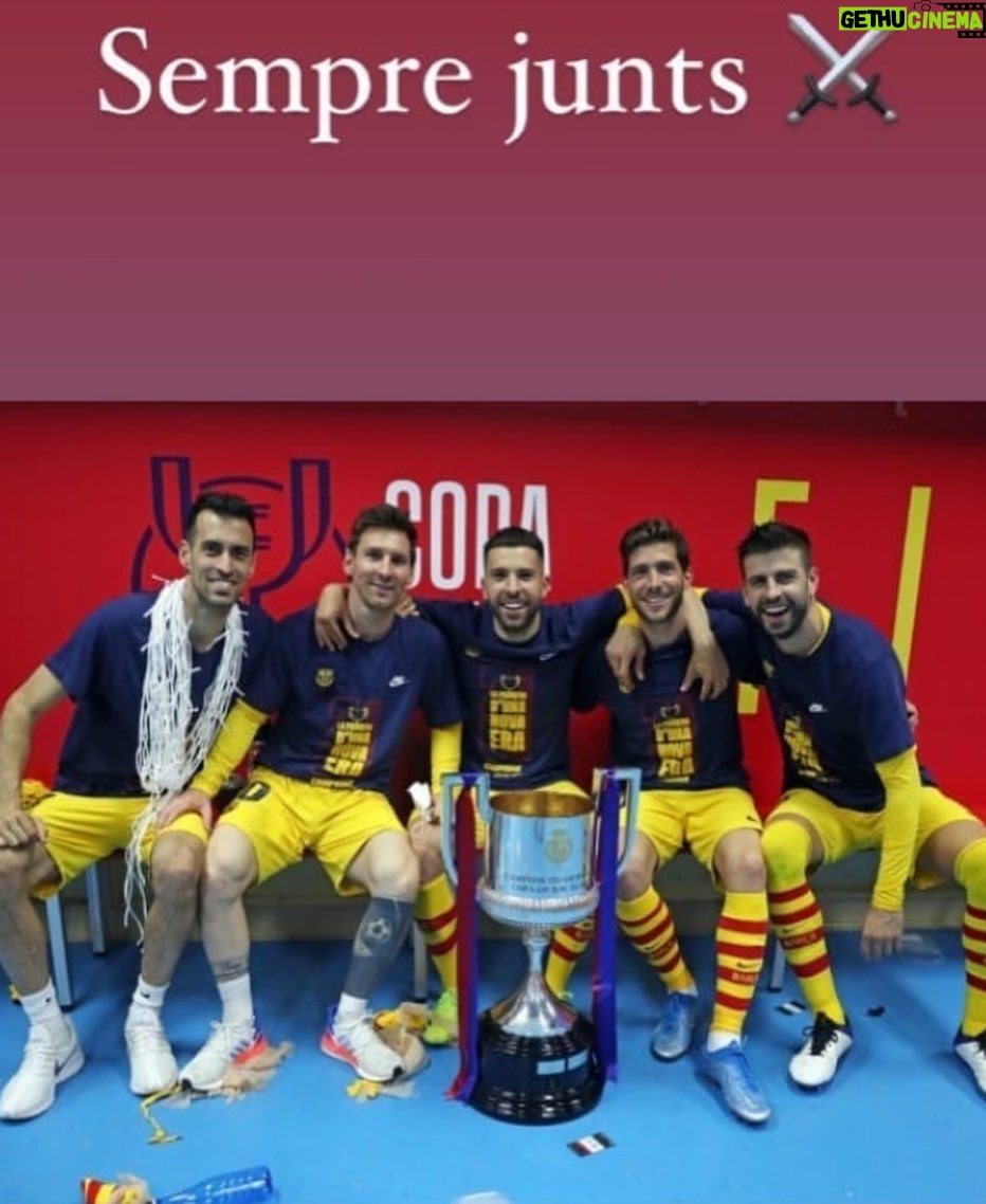 Sergio Busquets - 762.7K Likes - Me siento muy afortunado de haber podido coincidir contigo todos estos años en el club donde soñabamos jugar. En el barcelonismo te vamos a echar mucho de menos, se va el mejor lateral izquierdo de nuestra historia y por encima de todo eso el gran compañero y amigo que eres y todo que lo pudimos vivir juntos tanto dentro como fuera del campo.
Te deseo lo mejor en esta nueva aventura porque te lo mereces tanto tú como tu familia y aquí estaremos para acompañaros como siempre. Os queremos 💙❤️ ♾️
Gracias por tanto @jordialbaoficial