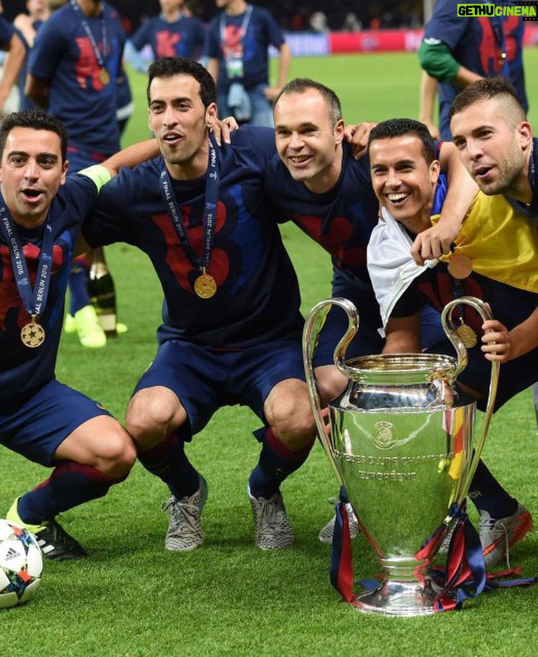 Sergio Busquets - 762.7K Likes - Me siento muy afortunado de haber podido coincidir contigo todos estos años en el club donde soñabamos jugar. En el barcelonismo te vamos a echar mucho de menos, se va el mejor lateral izquierdo de nuestra historia y por encima de todo eso el gran compañero y amigo que eres y todo que lo pudimos vivir juntos tanto dentro como fuera del campo.
Te deseo lo mejor en esta nueva aventura porque te lo mereces tanto tú como tu familia y aquí estaremos para acompañaros como siempre. Os queremos 💙❤️ ♾️
Gracias por tanto @jordialbaoficial
