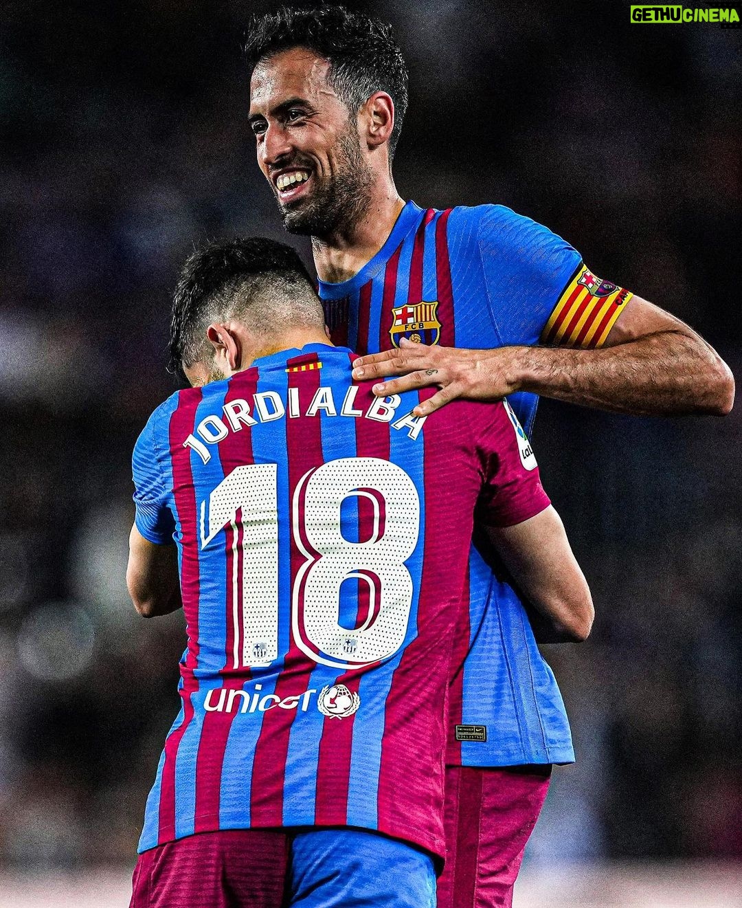 Sergio Busquets - 762.7K Likes - Me siento muy afortunado de haber podido coincidir contigo todos estos años en el club donde soñabamos jugar. En el barcelonismo te vamos a echar mucho de menos, se va el mejor lateral izquierdo de nuestra historia y por encima de todo eso el gran compañero y amigo que eres y todo que lo pudimos vivir juntos tanto dentro como fuera del campo.
Te deseo lo mejor en esta nueva aventura porque te lo mereces tanto tú como tu familia y aquí estaremos para acompañaros como siempre. Os queremos 💙❤️ ♾️
Gracias por tanto @jordialbaoficial