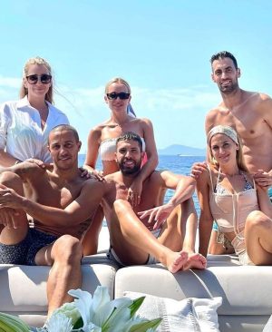 Sergio Busquets Instagram - Me siento muy afortunado de haber podido coincidir contigo todos estos años en el club donde soñabamos jugar. En el barcelonismo te vamos a echar mucho de menos, se va el mejor lateral izquierdo de nuestra historia y por encima de todo eso el gran compañero y amigo que eres y todo que lo pudimos vivir juntos tanto dentro como fuera del campo.
Te deseo lo mejor en esta nueva aventura porque te lo mereces tanto tú como tu familia y aquí estaremos para acompañaros como siempre. Os queremos 💙❤️ ♾️
Gracias por tanto @jordialbaoficial