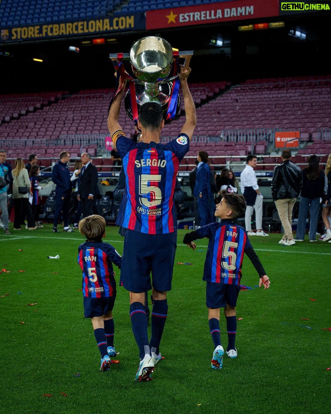 Sergio Busquets - 630.3K Likes - Una 🏆 muy especial ❤️💙