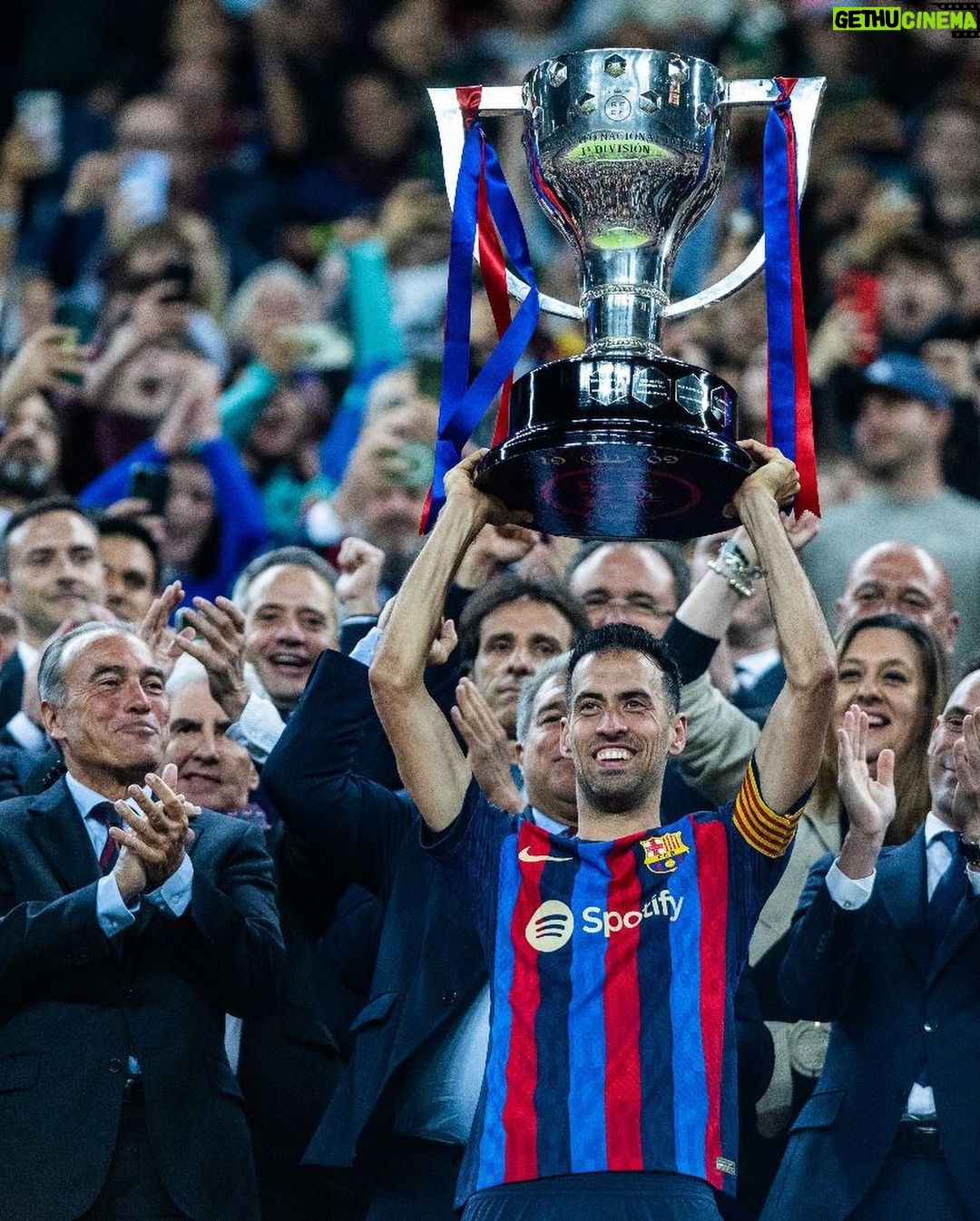 Sergio Busquets - 464.5K Likes - Día de celebración en nuestro estadio, día especial.
Muchas gracias afición por estar toda la temporada con el equipo.
Orgullo de equipo, afición y club.
@fcbarcelona 💙❤️🏆