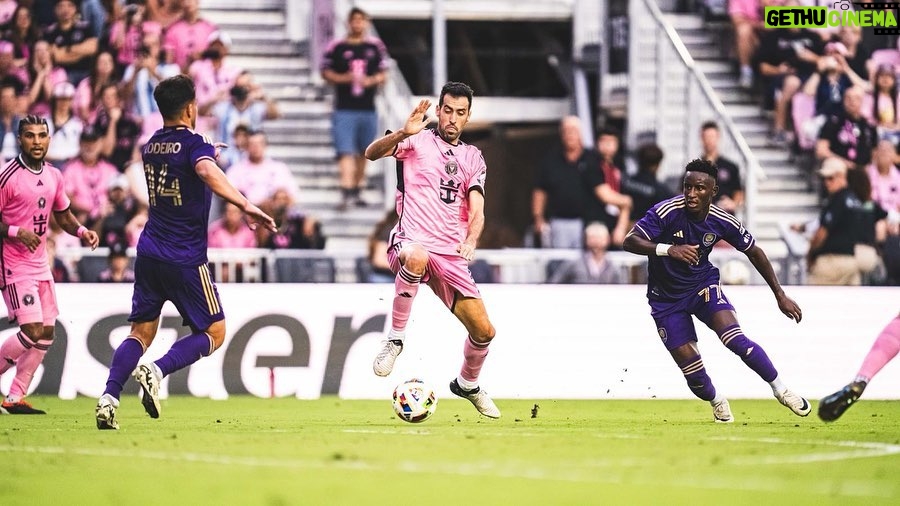 Sergio Busquets Instagram - Gran partido de todo el equipo y el clásico se queda en casa 🩷🖤 Seguimos 💪🏼 @intermiamicf