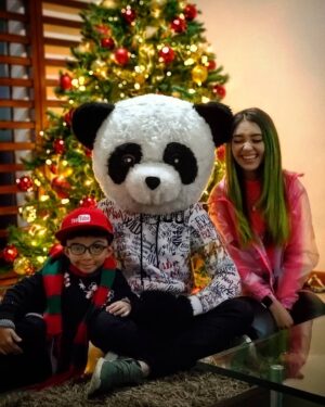 Sergio Daniel Brazón Rodríguez Instagram - ¿Quien de ustedes quisiera pasar la navidad con @amara.aa @aladdinpinguin_ y un panda? 😅 Nos vemos tan navideños 🎄🎅
¡ACABAMOS DE SUBIR UN VIDEO EN YOLO AVENTURAS HACIENDOLE UNA BROMA A AMARA!🔥 Corran a verlo.