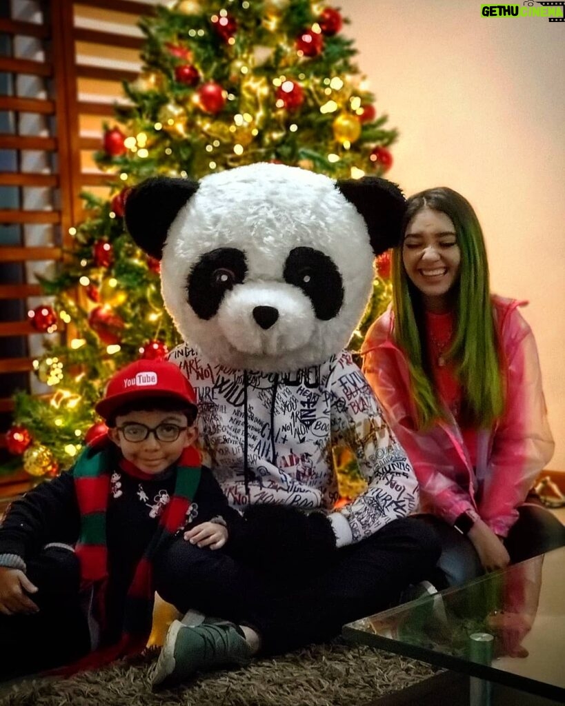 Sergio Daniel Brazón Rodríguez Instagram - ¿Quien de ustedes quisiera pasar la navidad con @amara.aa @aladdinpinguin_ y un panda? 😅 Nos vemos tan navideños 🎄🎅 ¡ACABAMOS DE SUBIR UN VIDEO EN YOLO AVENTURAS HACIENDOLE UNA BROMA A AMARA!🔥 Corran a verlo.