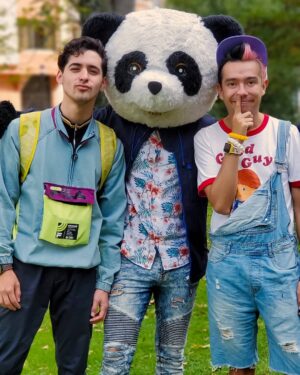 Sergio Daniel Brazón Rodríguez Instagram - Todos los niños excepto 2, peter pan y @amirodriguezz pero el repartidor de pizzas sexy @sebasviv y yo nos mantenemos súper guapos y jóvenes 😎
¡HAY VIDEOS EN EL CANAL DE AMI, EN EL DE YOLO Y YOLO AVENTURAS! VAYAN A VER ESE MARATÓN.