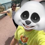 Sergio Daniel Brazón Rodríguez Instagram - Les cuento una historia. Cuando tenía 8 años mi mamá me prometió que cuando cumpliera 10 me llevaría a Disney, pero vivíamos en Venezuela y no imaginábamos que la situación se pondría tan fea en mi país y que nos iba a llevar a (literalmente) no tener ni comida en la mesa. Así que esa promesa no se pudo cumplir y nunca lo volvimos a mencionar. Fue triste aceptar que, por culpa de políticos, tendríamos que abandonar nuestros sueños. Crecí, estudié, conocí a mis amigos de Yolo Aventuras y trabajamos tan duro que pude ahorrar para comprar 2 boletos a europa. Ya tengo más de 20 y ella más de 50, pero les juro, que ese día al llegar a Disneyland Paris, ambos fuimos niños de 10 años cumpliendo el sueño de nuestras vidas. Esto para mi es felicidad.