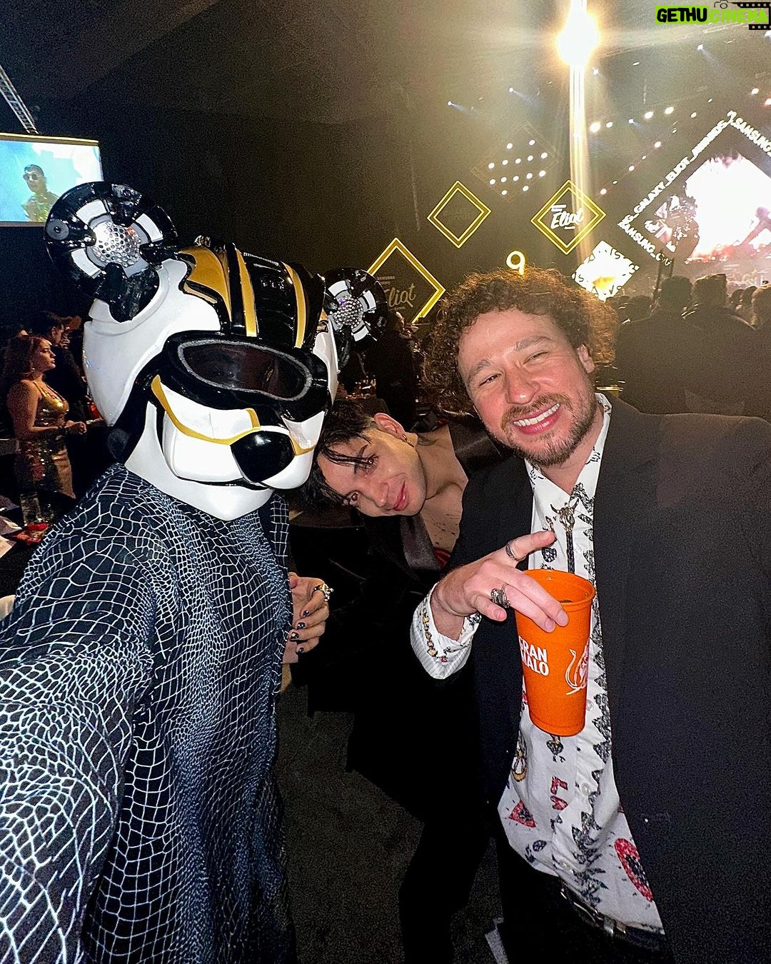 Sergio Daniel Brazón Rodríguez Instagram - Líder Digital del año para Yolo Aventuras. Wow😍🤯 Nosotros no creamos contenido, nosotros marcamos la infancia de los niños y ser Líderes Digitales es un sueño hecho realidad, porque este team comenzó con la ilusión de 4 amigos por crear cosas grandes y lo estamos logrando. Gracias @eliotmedia por reconocer estos 5 años de trabajo duro y siempre tratarnos como parte de su familia. Gracias a este premio podemos demostrarles a todas las personas que nos ven que los sueños SI se hacen realidad. Estamos felices 😍