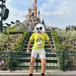 Sergio Daniel Brazón Rodríguez Instagram - Les cuento una historia. Cuando tenía 8 años mi mamá me prometió que cuando cumpliera 10 me llevaría a Disney, pero vivíamos en Venezuela y no imaginábamos que la situación se pondría tan fea en mi país y que nos iba a llevar a (literalmente) no tener ni comida en la mesa. Así que esa promesa no se pudo cumplir y nunca lo volvimos a mencionar. Fue triste aceptar que, por culpa de políticos, tendríamos que abandonar nuestros sueños. Crecí, estudié, conocí a mis amigos de Yolo Aventuras y trabajamos tan duro que pude ahorrar para comprar 2 boletos a europa. Ya tengo más de 20 y ella más de 50, pero les juro, que ese día al llegar a Disneyland Paris, ambos fuimos niños de 10 años cumpliendo el sueño de nuestras vidas. Esto para mi es felicidad.