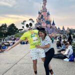 Sergio Daniel Brazón Rodríguez Instagram - Les cuento una historia. Cuando tenía 8 años mi mamá me prometió que cuando cumpliera 10 me llevaría a Disney, pero vivíamos en Venezuela y no imaginábamos que la situación se pondría tan fea en mi país y que nos iba a llevar a (literalmente) no tener ni comida en la mesa. Así que esa promesa no se pudo cumplir y nunca lo volvimos a mencionar. Fue triste aceptar que, por culpa de políticos, tendríamos que abandonar nuestros sueños. Crecí, estudié, conocí a mis amigos de Yolo Aventuras y trabajamos tan duro que pude ahorrar para comprar 2 boletos a europa. Ya tengo más de 20 y ella más de 50, pero les juro, que ese día al llegar a Disneyland Paris, ambos fuimos niños de 10 años cumpliendo el sueño de nuestras vidas. Esto para mi es felicidad.