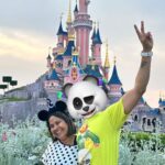 Sergio Daniel Brazón Rodríguez Instagram - Les cuento una historia. Cuando tenía 8 años mi mamá me prometió que cuando cumpliera 10 me llevaría a Disney, pero vivíamos en Venezuela y no imaginábamos que la situación se pondría tan fea en mi país y que nos iba a llevar a (literalmente) no tener ni comida en la mesa. Así que esa promesa no se pudo cumplir y nunca lo volvimos a mencionar. Fue triste aceptar que, por culpa de políticos, tendríamos que abandonar nuestros sueños. Crecí, estudié, conocí a mis amigos de Yolo Aventuras y trabajamos tan duro que pude ahorrar para comprar 2 boletos a europa. Ya tengo más de 20 y ella más de 50, pero les juro, que ese día al llegar a Disneyland Paris, ambos fuimos niños de 10 años cumpliendo el sueño de nuestras vidas. Esto para mi es felicidad.