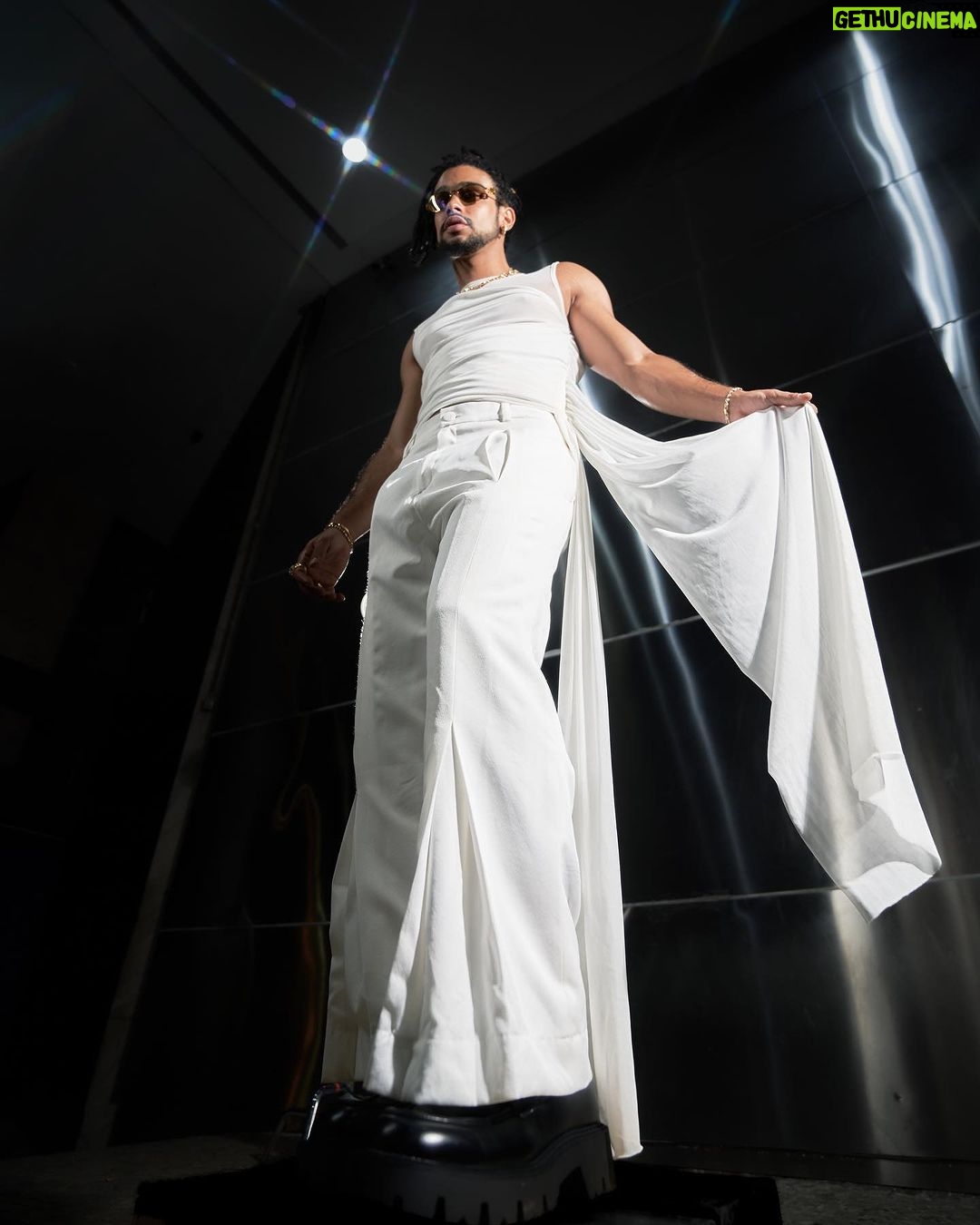 Sergio Malheiros Instagram - Galactikos 💎✨ Ready to #BaileDaVogue2024 look Sérgio: @lucasleao.co jóias: @swarowski @menatjoias @sarajoias.oficial @crayonsaopaulo óculos: @swarowski look Sophia: @modaeiko headpice: @ikibeads jóias: @atelierpepita beauty: @sennarafael @tittovidal stylist: @alexia_azambuja assistência de styling: @omatheusaugustto produção de moda: @borgethh @clarapxtm direcao de fotografia - @vidafodona gaffer - @omagodapinturacontemporanea assistente de fotografia - @larapazini