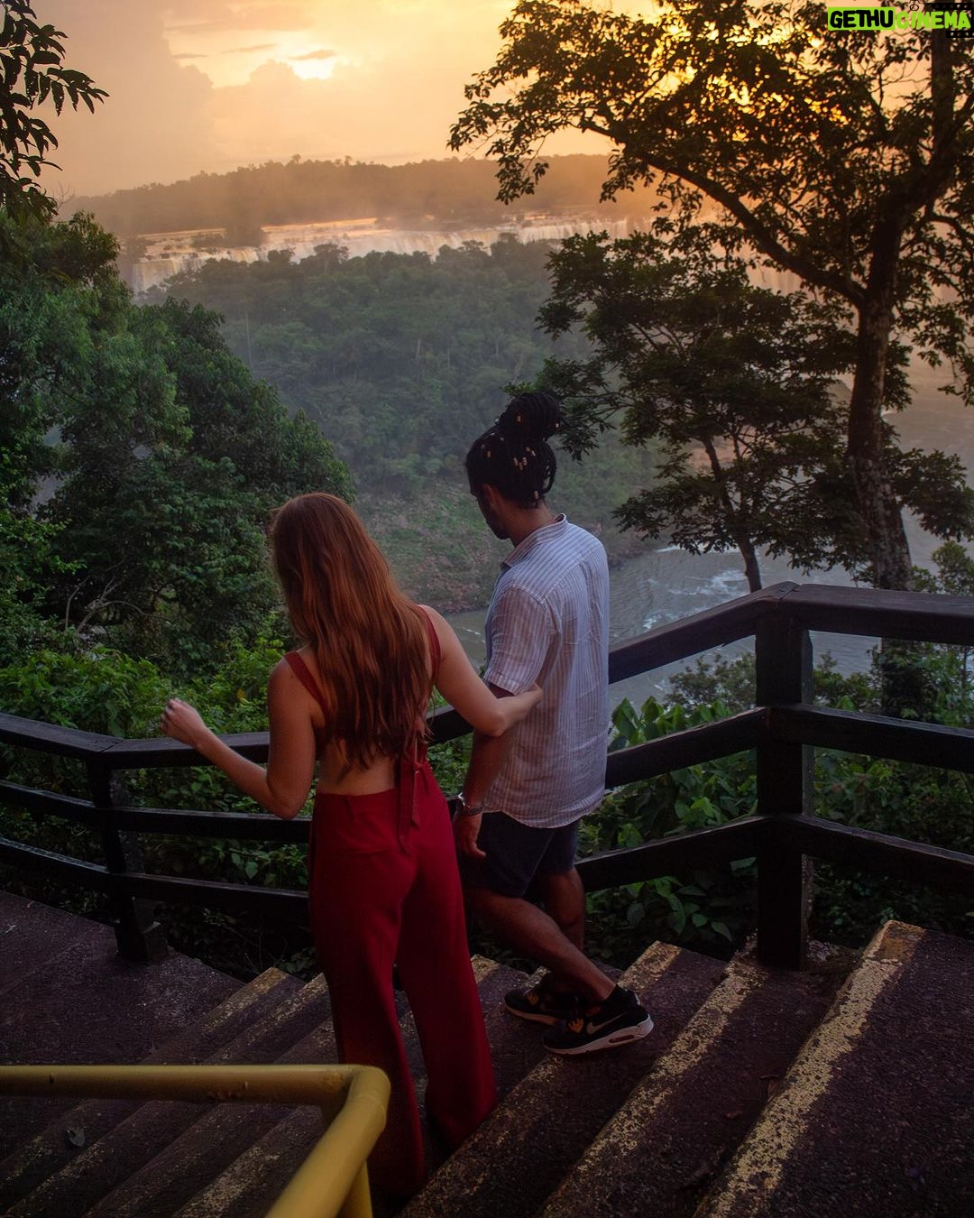 Sergio Malheiros Instagram - Nosso primeiro dia aqui no @belmondhoteldascataratas já começou com um Coquetel super especial com um pôr do sol de frente para as Cataratas. Inesquecível 🍸☀️ @cazalc, vc arrasou muito nessa ❤️ Hotel das Cataratas, A Belmond Hotel