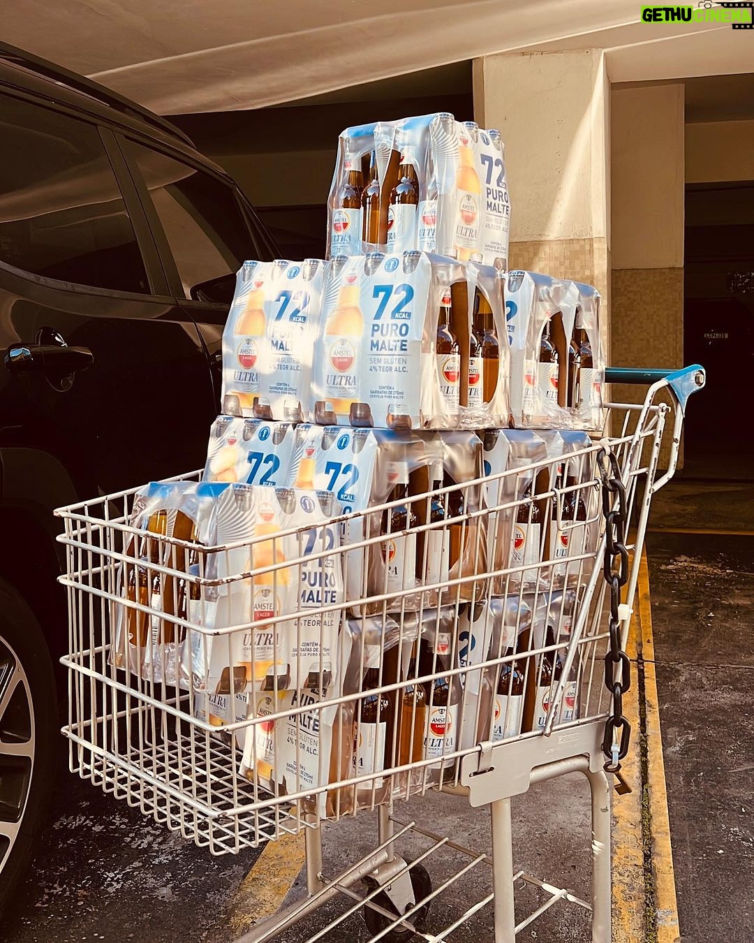 Sergio Malheiros Instagram - 2024 já tá batendo na porta, galera 😅 E nada como celebrar os bons momentos vividos com @amstelbr em 2023 🍻 Muito obrigado por essa parceria, e já tô animado para o próximo ano… #ConteMomentos #BebaComModeração #AmstelUltra • Publicidade