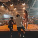 Sergio Malheiros Instagram – Ontem encerramos um ciclo lindo de trabalho com “fim” (que não foi o fim) da primeira temporada da série Capoeiras (que talvez não seja Capoeiras). 😅
Contar essa história sobre Capoeira, Candomblé e a memória física do povo preto, foi um processo intenso e muito saboroso. Uma história inspirada no livro “A Balada de Noivo da Vida e Veneno da Madrugada” do grande Mestre Nestor Capoeira.
Noivo foi um personagem desafiador e um grande presente. Obrigado meus diretores, colegas de elenco e toda a equipe que ralou demais pra fazer essa série acontecer. Foi uma jornada extenuante, e só uma equipe com muita garra e amor pelo cinema pra resistir bravamente.
Por último, mas não menos importante, obrigado meu grande parceiro @raphaellogam pela parceira dentro e fora de cena e pelo convite pra esse projeto incrível que nem nos meus melhores sonhos eu imaginava que ficaria tão foda.
A Capoeira esteve presente em quase todos os momentos da minha vida e quando eu pensei que ela tinha me abandado, ela deu volta ao mundo e me chamou de volta pro jogo. Então vamos vadiar…
Adeus Adeus, Boa viagem 🙌🏾🙏🏾👊🏾
