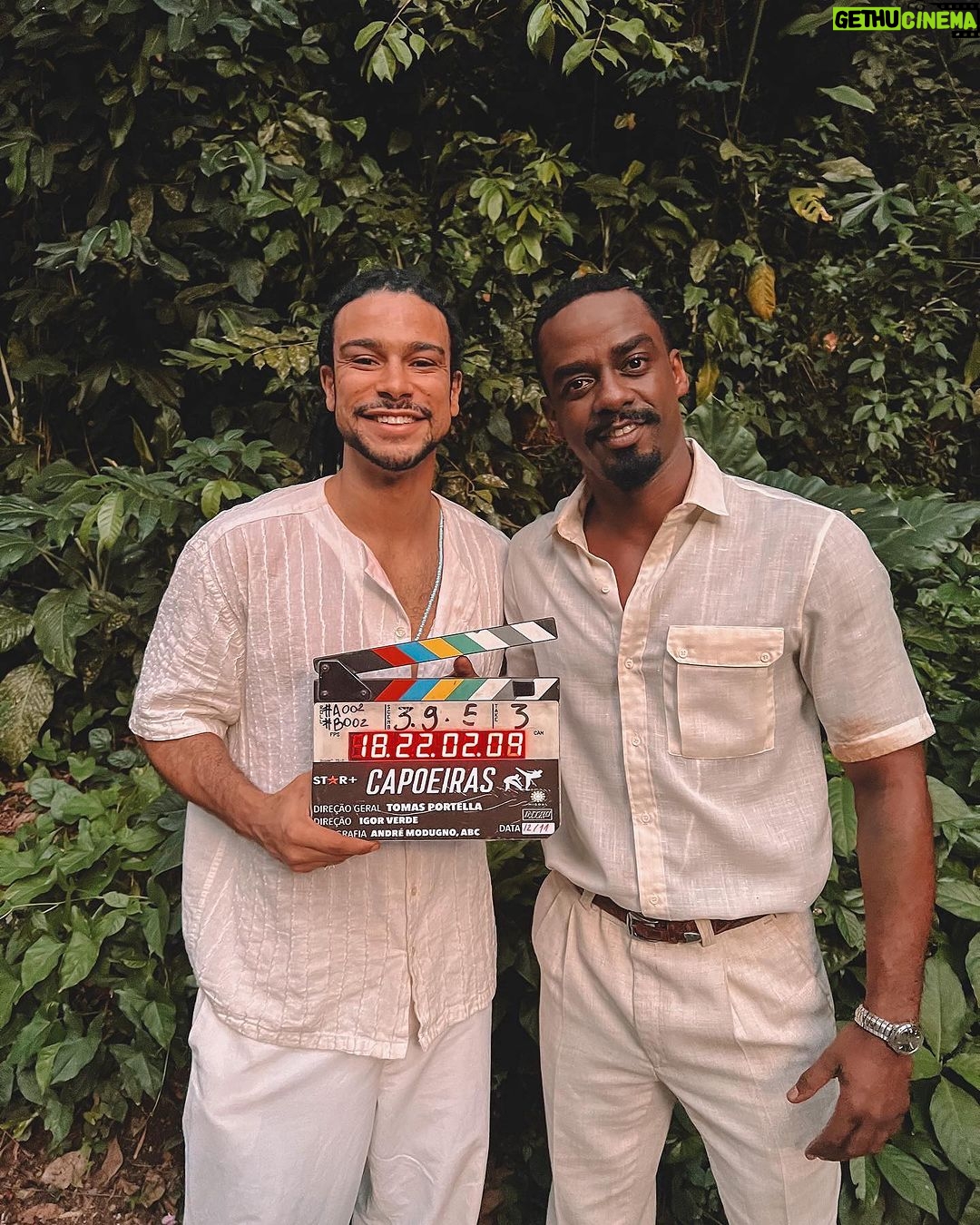 Sergio Malheiros Instagram - Ontem encerramos um ciclo lindo de trabalho com “fim” (que não foi o fim) da primeira temporada da série Capoeiras (que talvez não seja Capoeiras). 😅 Contar essa história sobre Capoeira, Candomblé e a memória física do povo preto, foi um processo intenso e muito saboroso. Uma história inspirada no livro “A Balada de Noivo da Vida e Veneno da Madrugada” do grande Mestre Nestor Capoeira. Noivo foi um personagem desafiador e um grande presente. Obrigado meus diretores, colegas de elenco e toda a equipe que ralou demais pra fazer essa série acontecer. Foi uma jornada extenuante, e só uma equipe com muita garra e amor pelo cinema pra resistir bravamente. Por último, mas não menos importante, obrigado meu grande parceiro @raphaellogam pela parceira dentro e fora de cena e pelo convite pra esse projeto incrível que nem nos meus melhores sonhos eu imaginava que ficaria tão foda. A Capoeira esteve presente em quase todos os momentos da minha vida e quando eu pensei que ela tinha me abandado, ela deu volta ao mundo e me chamou de volta pro jogo. Então vamos vadiar… Adeus Adeus, Boa viagem 🙌🏾🙏🏾👊🏾