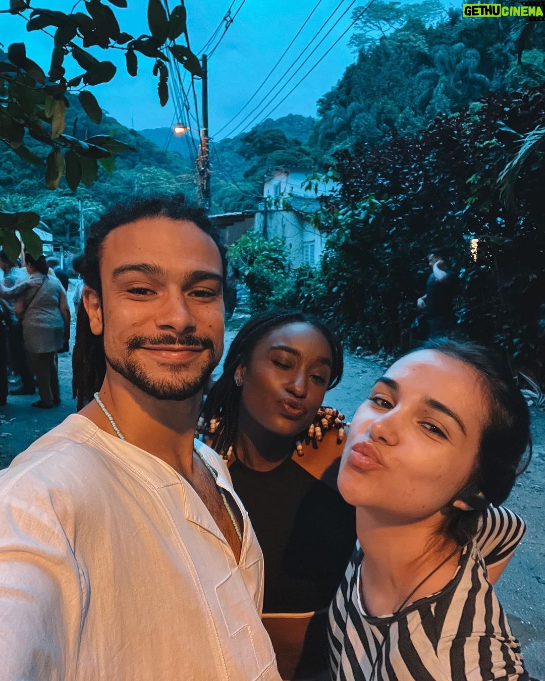 Sergio Malheiros Instagram - Ontem encerramos um ciclo lindo de trabalho com “fim” (que não foi o fim) da primeira temporada da série Capoeiras (que talvez não seja Capoeiras). 😅 Contar essa história sobre Capoeira, Candomblé e a memória física do povo preto, foi um processo intenso e muito saboroso. Uma história inspirada no livro “A Balada de Noivo da Vida e Veneno da Madrugada” do grande Mestre Nestor Capoeira. Noivo foi um personagem desafiador e um grande presente. Obrigado meus diretores, colegas de elenco e toda a equipe que ralou demais pra fazer essa série acontecer. Foi uma jornada extenuante, e só uma equipe com muita garra e amor pelo cinema pra resistir bravamente. Por último, mas não menos importante, obrigado meu grande parceiro @raphaellogam pela parceira dentro e fora de cena e pelo convite pra esse projeto incrível que nem nos meus melhores sonhos eu imaginava que ficaria tão foda. A Capoeira esteve presente em quase todos os momentos da minha vida e quando eu pensei que ela tinha me abandado, ela deu volta ao mundo e me chamou de volta pro jogo. Então vamos vadiar… Adeus Adeus, Boa viagem 🙌🏾🙏🏾👊🏾