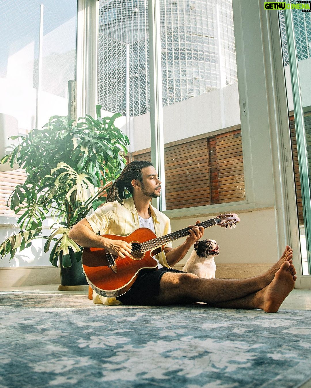 Sergio Malheiros Instagram - Aquele dumpzinho de sempre 😅 Registros dos últimos dias com tudo que eu amo: música, cuidado diário, atividade física e amor ❤️ #DoveMenCare #SóQuemAmaRealmenteProteje • Publicidade