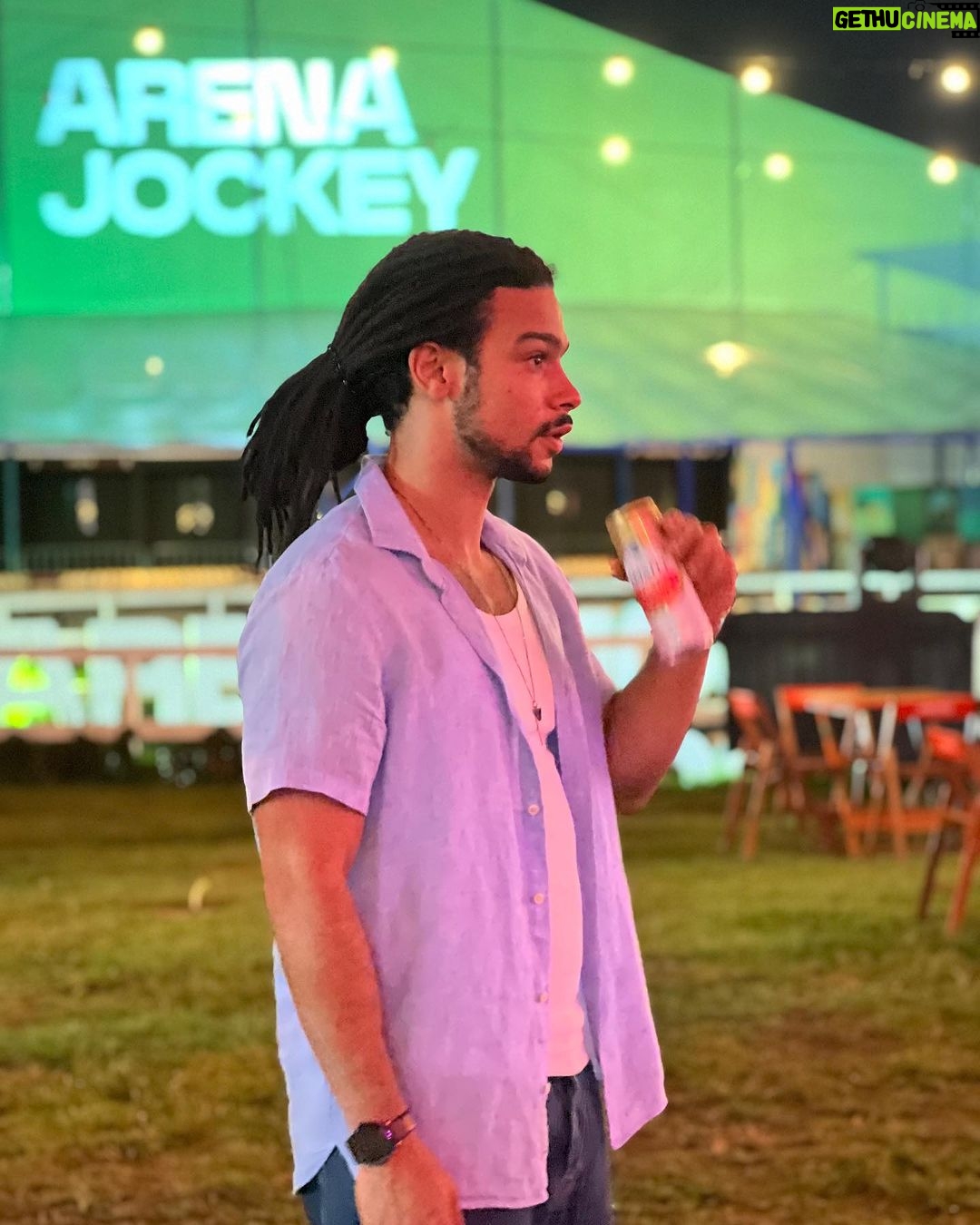Sergio Malheiros Instagram - Música boa + Amstel gelada? Não tem erro 👌🏾😅 O Arena Jockey tá rolando com o melhor da música, arte e cultura. Aproveita pra curtir esse final de semana 🍻 #ArenaJockey #Amstel • Publicidade