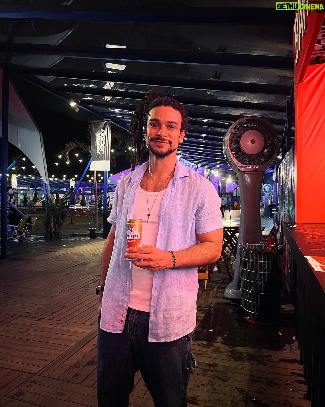 Sergio Malheiros Instagram - Música boa + Amstel gelada? Não tem erro 👌🏾😅 O Arena Jockey tá rolando com o melhor da música, arte e cultura. Aproveita pra curtir esse final de semana 🍻 #ArenaJockey #Amstel • Publicidade