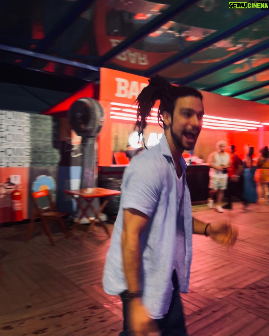 Sergio Malheiros Instagram - Música boa + Amstel gelada? Não tem erro 👌🏾😅 O Arena Jockey tá rolando com o melhor da música, arte e cultura. Aproveita pra curtir esse final de semana 🍻 #ArenaJockey #Amstel • Publicidade