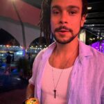 Sergio Malheiros Instagram - Música boa + Amstel gelada? Não tem erro 👌🏾😅 O Arena Jockey tá rolando com o melhor da música, arte e cultura. Aproveita pra curtir esse final de semana 🍻 #ArenaJockey #Amstel • Publicidade