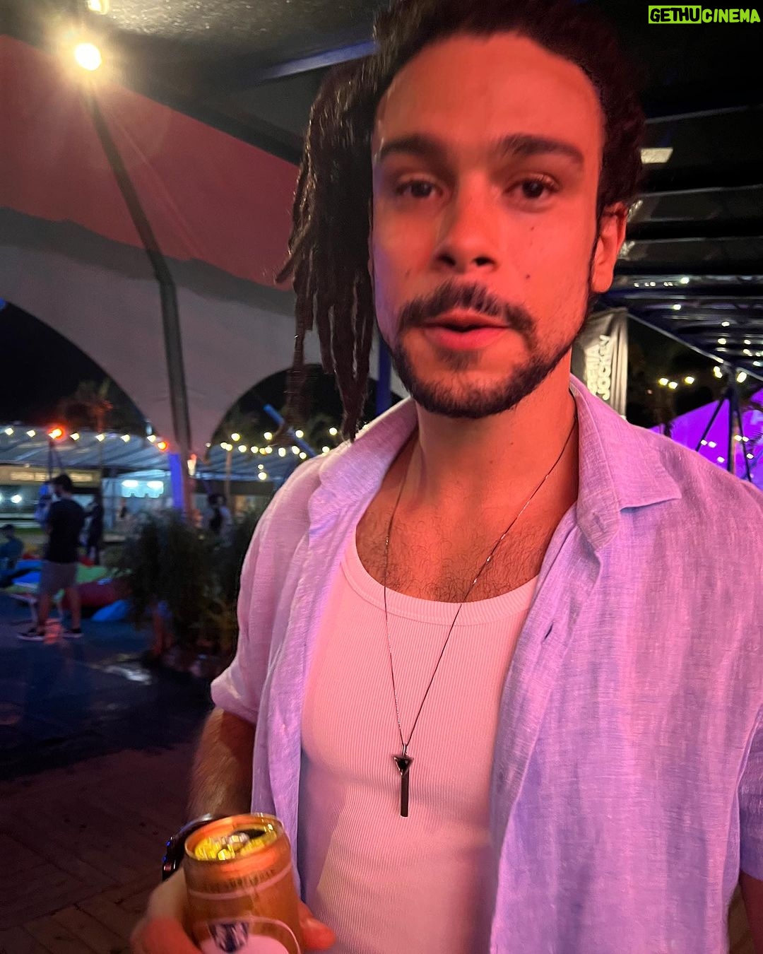 Sergio Malheiros Instagram - Música boa + Amstel gelada? Não tem erro 👌🏾😅 O Arena Jockey tá rolando com o melhor da música, arte e cultura. Aproveita pra curtir esse final de semana 🍻 #ArenaJockey #Amstel • Publicidade