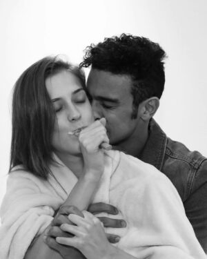 Sergio Malheiros Instagram - Meu amor, chegou nosso dia! E lá se vão 9 anos ao seu lado, vivendo os melhores e mais desafiadores momentos da minha vida. 

Ao longo desses anos, você tem sido minha rocha, meu apoio inabalável. Você me encorajou a crescer, a aprender com meus erros e a me tornar uma pessoa melhor.

Por isso, hoje, eu só quero te agradecer. Te agradecer por ter me aceitado como sou, por sempre ter estado ao meu lado em todas as minhas fases e por sempre ter sido minha maior incentivadora.

E não dá para escrever essa legenda sem falar da leveza e alegria que você traz para o nosso lar. Você transforma qualquer lugar que passa. Dei muita sorte nessa vida por estar ao lado de uma pessoa tão especial e única.

Sei que nem sempre sou o parceiro perfeito, mas você nunca soltou minha mão. Só você consegue trazer calma dentro desse caos que a vida pode ser.

Saiba que estou aqui para você também. Sempre! Te amo muito, minha esposa, minha amiga e amor da minha vida.
Feliz 9 anos ❤️ @sophiaabrahao