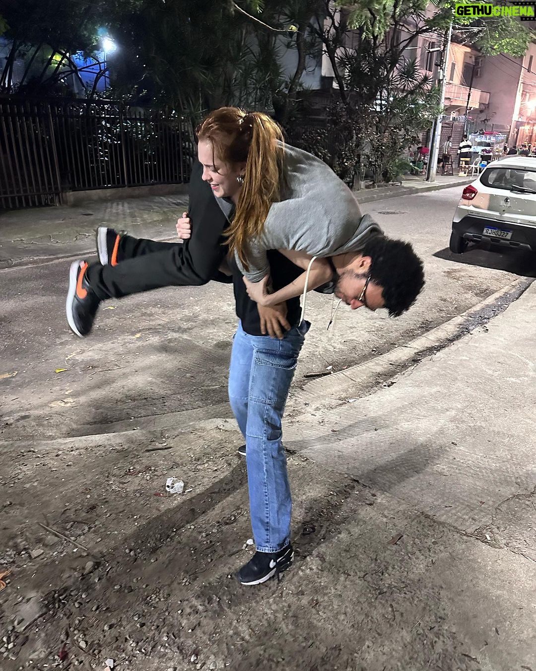 Sergio Malheiros Instagram - Ontem fomos num bar, e depois de muito chope Sophia apostou com a galera que aguentava me carregar. Ela ganhou ❤️😂