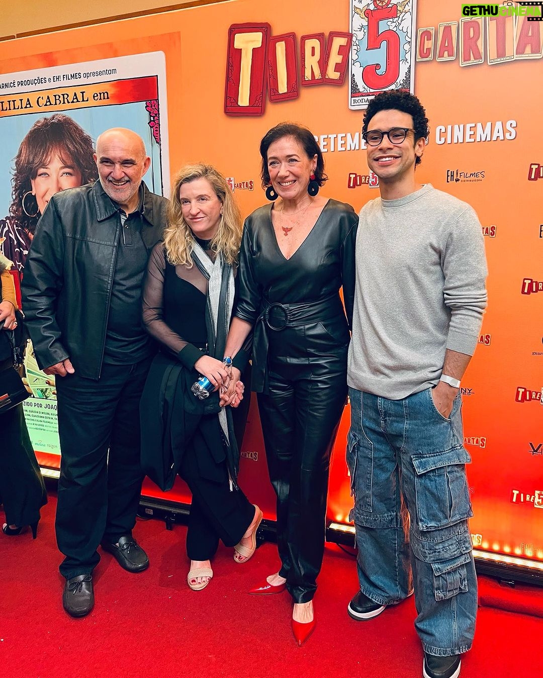 Sergio Malheiros Instagram - Noite de pré-estreia desse novo filme que eu tô louco pra que vocês assistam 😅👏🏾 Quero agradecer ao meu diretor incrível @diegohdfreitas, e aos produtores @elisatolomelli.oficial, @haickeljoaquim e @lilia_cabral por esse convite tão especial… Tire 5 cartas, dia 07 de Setembro em todos os cinemas 🍿🎬 Shoping Leblon