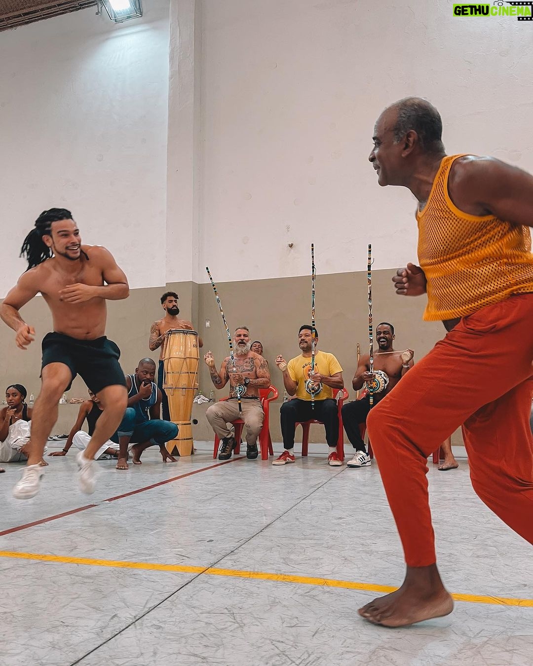 Sergio Malheiros Instagram - “Fazer nas ruas e praças públicas exercícios de agilidade destreza e corporal conhecidos pela denominação capoeiragem; andar em correrias, com armas ou instrumentos capazes de produzir lesão corporal, provocando tumultos ou desordens, ameaçando pessoa certa ou incerta ou incutindo temor de algum mal: Pena - Prisão de dois a seis meses.” Código penal brasileiro de 1890 🤦🏾