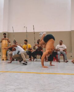 Sergio Malheiros Instagram - “Fazer nas ruas e praças públicas exercícios de agilidade destreza e corporal conhecidos pela denominação capoeiragem; andar em correrias, com armas ou instrumentos capazes de produzir lesão corporal, provocando tumultos ou desordens, ameaçando pessoa certa ou incerta ou incutindo temor de algum mal: Pena - Prisão de dois a seis meses.” Código penal brasileiro de 1890 🤦🏾