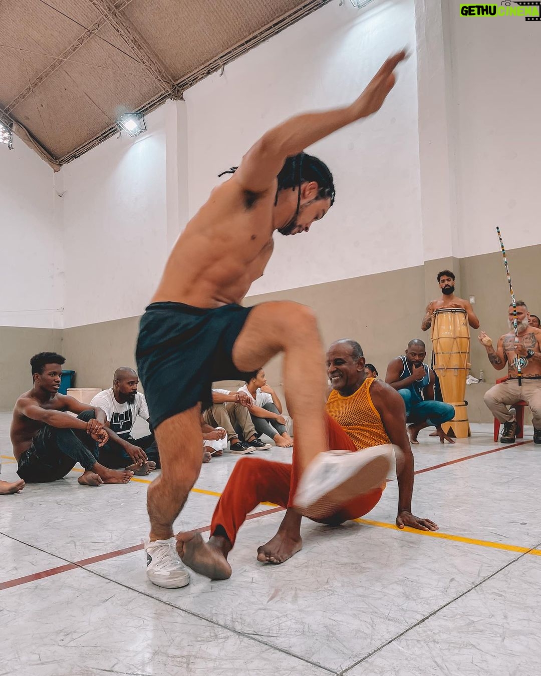 Sergio Malheiros Instagram - “Fazer nas ruas e praças públicas exercícios de agilidade destreza e corporal conhecidos pela denominação capoeiragem; andar em correrias, com armas ou instrumentos capazes de produzir lesão corporal, provocando tumultos ou desordens, ameaçando pessoa certa ou incerta ou incutindo temor de algum mal: Pena - Prisão de dois a seis meses.” Código penal brasileiro de 1890 🤦🏾