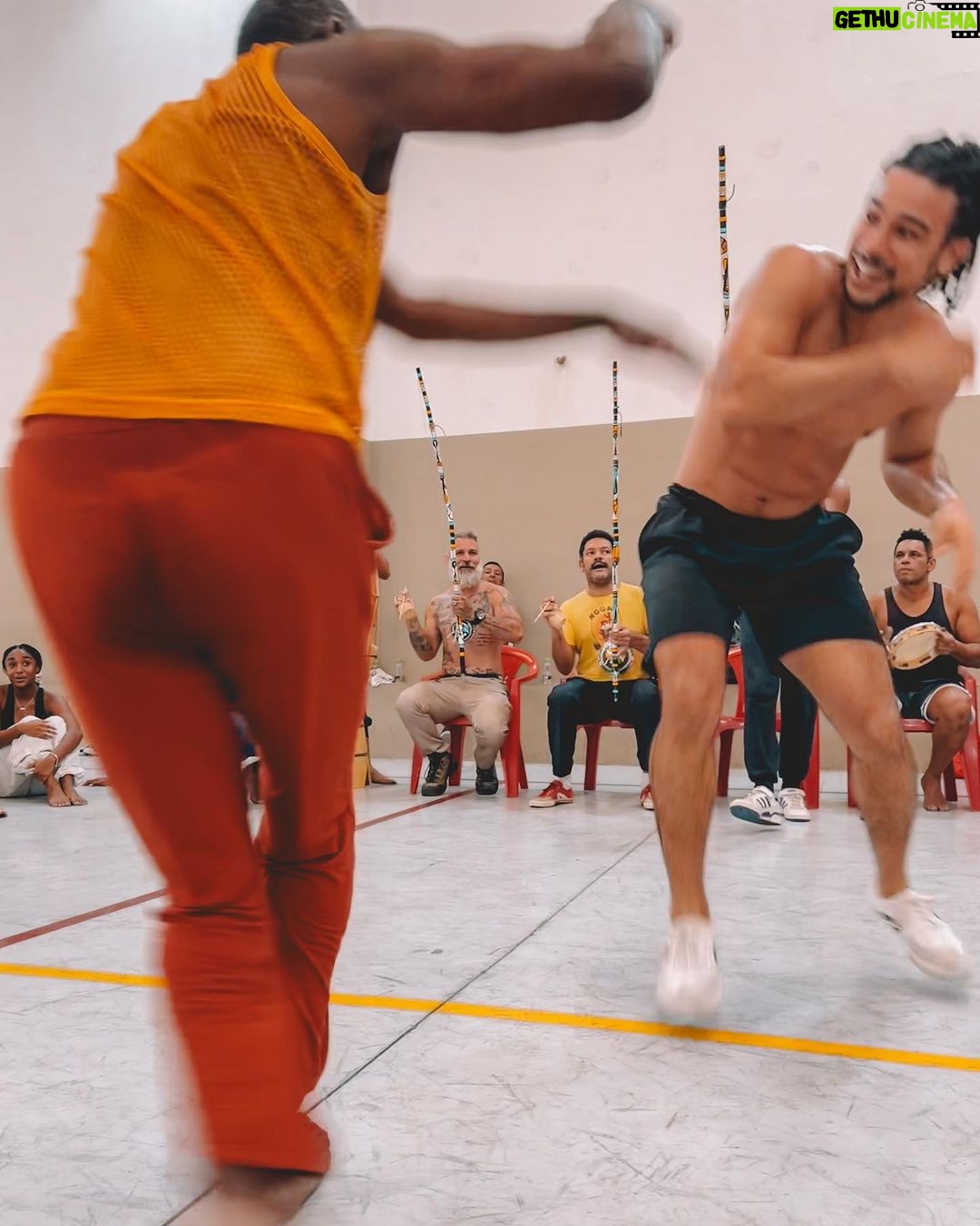 Sergio Malheiros Instagram - “Fazer nas ruas e praças públicas exercícios de agilidade destreza e corporal conhecidos pela denominação capoeiragem; andar em correrias, com armas ou instrumentos capazes de produzir lesão corporal, provocando tumultos ou desordens, ameaçando pessoa certa ou incerta ou incutindo temor de algum mal: Pena - Prisão de dois a seis meses.” Código penal brasileiro de 1890 🤦🏾