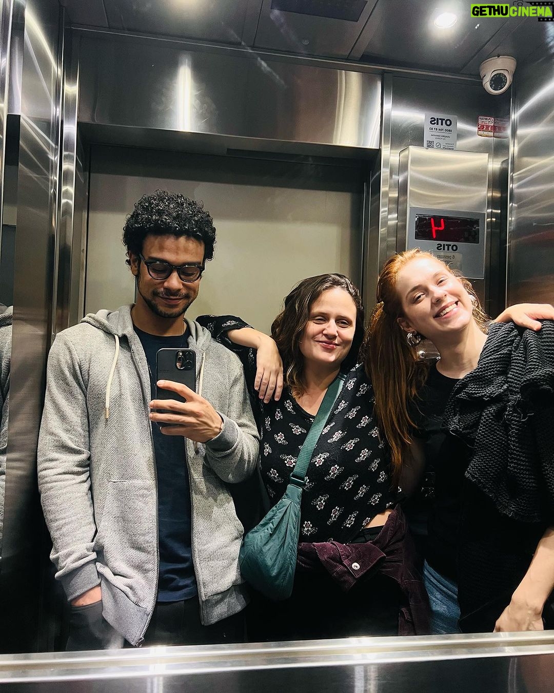 Sergio Malheiros Instagram - Ontem fomos num bar, e depois de muito chope Sophia apostou com a galera que aguentava me carregar. Ela ganhou ❤️😂