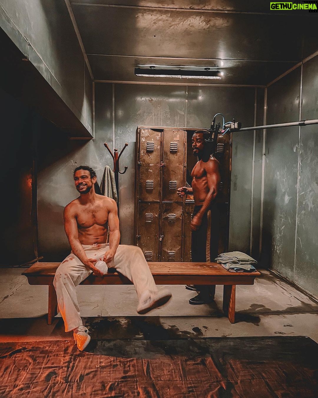 Sergio Malheiros Instagram - Ontem encerramos um ciclo lindo de trabalho com “fim” (que não foi o fim) da primeira temporada da série Capoeiras (que talvez não seja Capoeiras). 😅 Contar essa história sobre Capoeira, Candomblé e a memória física do povo preto, foi um processo intenso e muito saboroso. Uma história inspirada no livro “A Balada de Noivo da Vida e Veneno da Madrugada” do grande Mestre Nestor Capoeira. Noivo foi um personagem desafiador e um grande presente. Obrigado meus diretores, colegas de elenco e toda a equipe que ralou demais pra fazer essa série acontecer. Foi uma jornada extenuante, e só uma equipe com muita garra e amor pelo cinema pra resistir bravamente. Por último, mas não menos importante, obrigado meu grande parceiro @raphaellogam pela parceira dentro e fora de cena e pelo convite pra esse projeto incrível que nem nos meus melhores sonhos eu imaginava que ficaria tão foda. A Capoeira esteve presente em quase todos os momentos da minha vida e quando eu pensei que ela tinha me abandado, ela deu volta ao mundo e me chamou de volta pro jogo. Então vamos vadiar… Adeus Adeus, Boa viagem 🙌🏾🙏🏾👊🏾