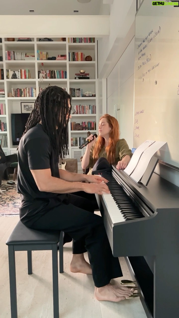 Sergio Malheiros Instagram - Fazer um som em casa agora tem outro peso 🎵❤️ Acabei de ganhar esse lindo piano digital Celviano AP-270BK da @casiobrasil Ele reproduz os sons do piano de cauda clássico, desde timbres delicados e leves até tons fortes e marcantes, dependendo do peso das combinações de teclas. Tem sensor triplo e ação de martelo efeitos digitais, onexão com o aplicativo (CASIO MUSIC SPACE) e tem um modo que eu amo que é o modo dueto: onde vc divide o piano em dois, pra fazer aula ou pra tocar junto com seu amor… e além de tudo é lindo de morrer. Irado, ne? 👏🏾👏🏾 Muito obrigado, @casiobrasil e @casioteclados. Estamos muito felizes aqui em casa 😅❤️