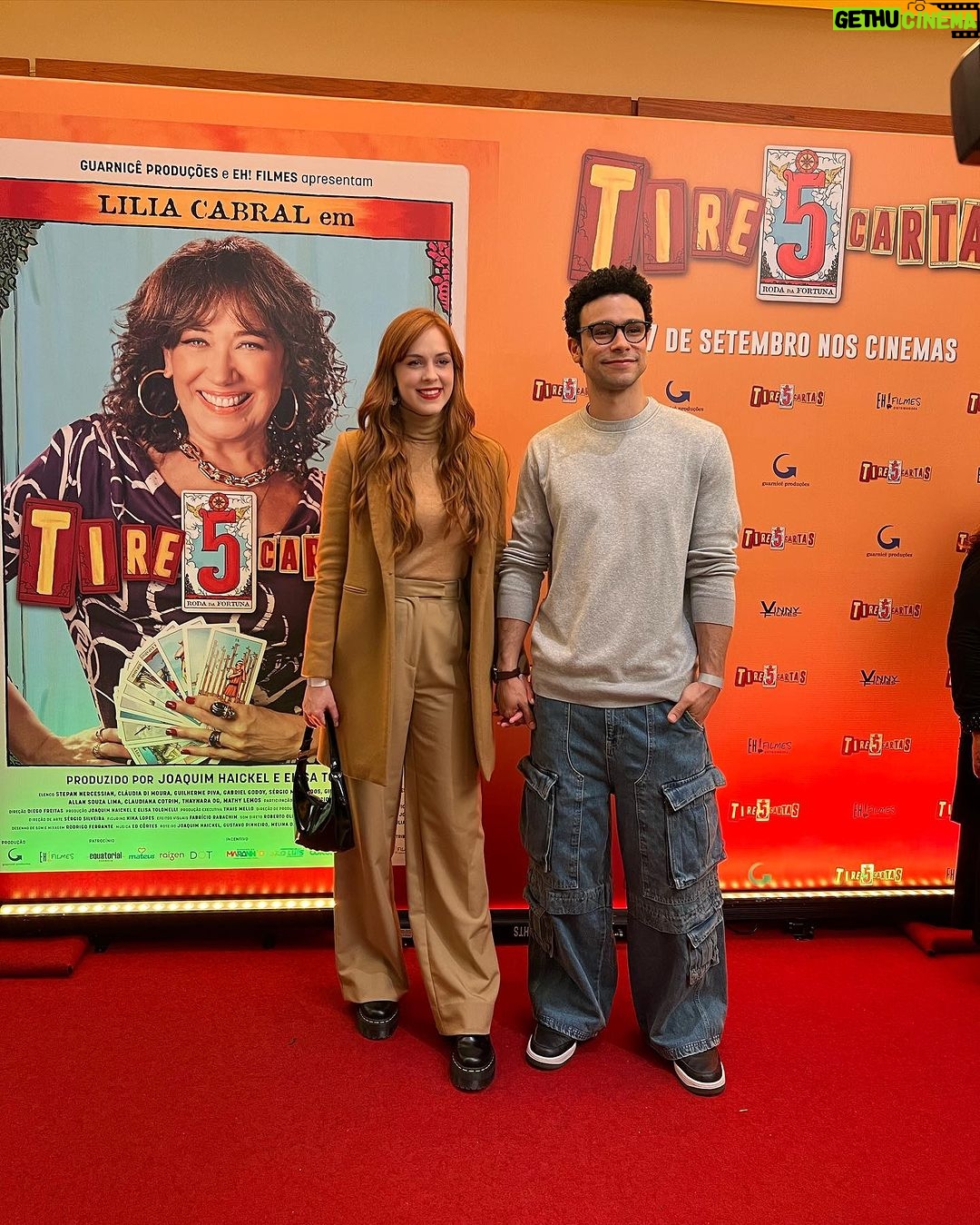 Sergio Malheiros Instagram - Noite de pré-estreia desse novo filme que eu tô louco pra que vocês assistam 😅👏🏾 Quero agradecer ao meu diretor incrível @diegohdfreitas, e aos produtores @elisatolomelli.oficial, @haickeljoaquim e @lilia_cabral por esse convite tão especial… Tire 5 cartas, dia 07 de Setembro em todos os cinemas 🍿🎬 Shoping Leblon