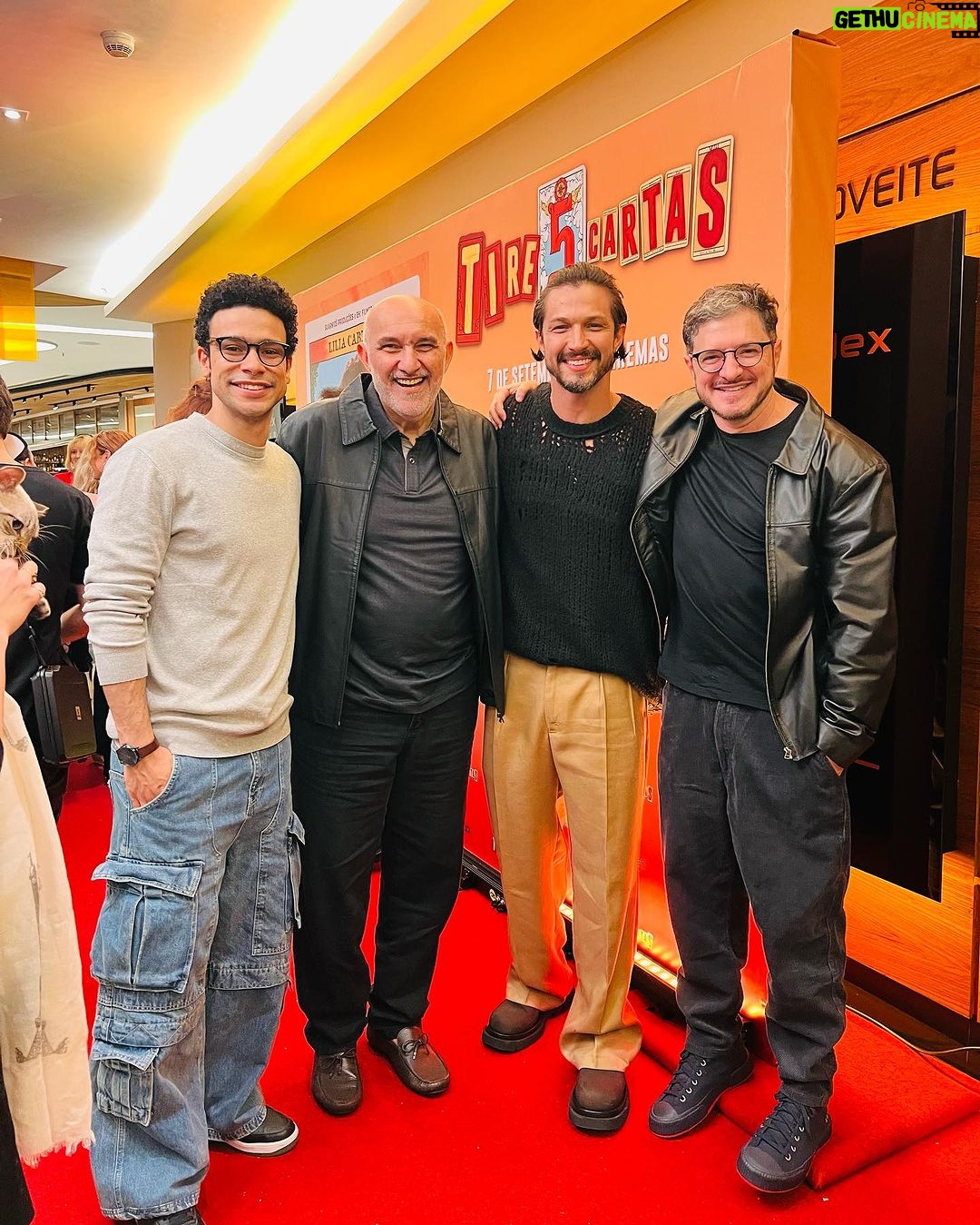 Sergio Malheiros Instagram - Noite de pré-estreia desse novo filme que eu tô louco pra que vocês assistam 😅👏🏾 Quero agradecer ao meu diretor incrível @diegohdfreitas, e aos produtores @elisatolomelli.oficial, @haickeljoaquim e @lilia_cabral por esse convite tão especial… Tire 5 cartas, dia 07 de Setembro em todos os cinemas 🍿🎬 Shoping Leblon