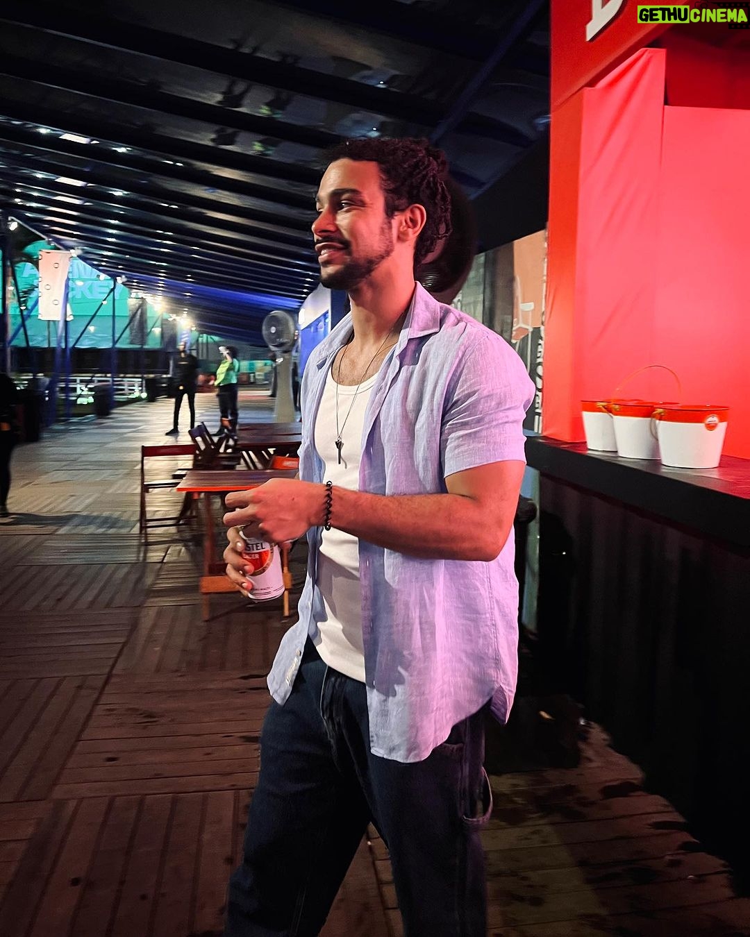 Sergio Malheiros Instagram - Música boa + Amstel gelada? Não tem erro 👌🏾😅 O Arena Jockey tá rolando com o melhor da música, arte e cultura. Aproveita pra curtir esse final de semana 🍻 #ArenaJockey #Amstel • Publicidade