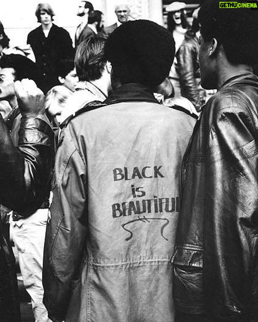 Sergio Malheiros Instagram - Hoje celebramos a grandiosidade das contribuições negras que moldaram o mundo. Da arte à ciência, da música à política, a força e sabedoria das pessoas negras ecoam em cada conquista. Dia de lembrar, honrar e reconhecer as vozes que fizeram história, e que nos inspiram a construir um futuro de igualdade e respeito. Celebrando a beleza da diversidade e a força da nossa cultura. Cada passo é uma herança, cada luta é uma vitória. ✊🏿✊🏾✊🏽✊🏼🌍 #DiadaConsciênciaNegra #OrgulhoNegro #HerançaNegra