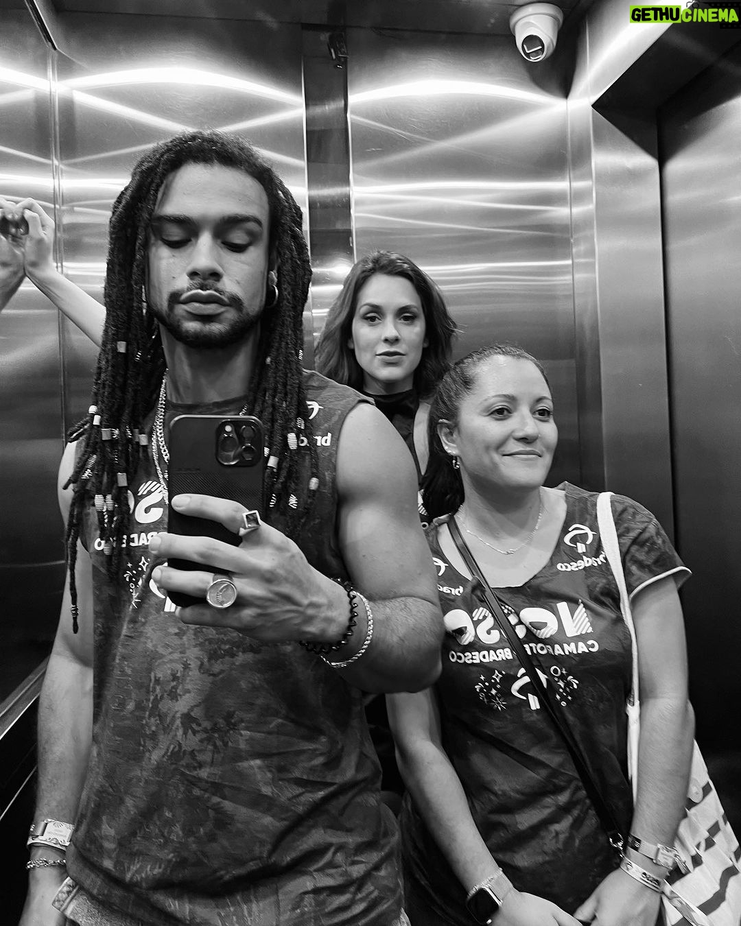 Sergio Malheiros Instagram - Carnaval cercado de gente maneira 🎉😎 #SapucaÃ