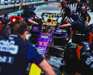 Sergio Pérez Instagram - Wow, it was such a long day, but glad that they finally sorted out the track issues in the end. Now, time to rest because in a few hours we need to be ready for qualifying.

Vaya, fue un día larguísimo, pero qué bueno que al final resolvieron los problemas de la pista. Ahora, a descansar porque en unas horas toca estar a tope para la calificación.

#SP11