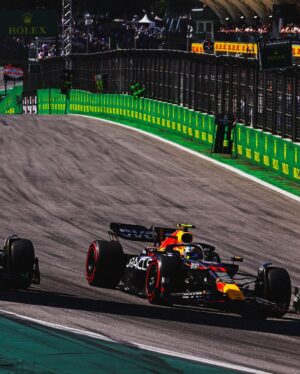 Sergio Pérez Instagram - What a battle @fernandoalo_oficial ! It was fun to push to the limits and fight for every inch of the track. 

In the end a positive weekend, now the objective is to seal the second place in Las Vegas. 💪🏼

Qué batalla @fernandoalo_oficial ! Vaya que fue divertido ir al limite y pelear cada cm de la pista. 

Al final un cierre positivo del fin de semana, ahora con todo en Las Vegas para concretar el subcampeonato. 💪🏼

#SP11