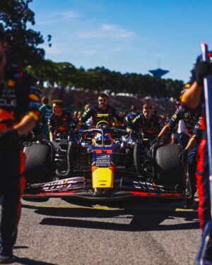 Sergio Pérez Instagram - No tuve el mejor arranque y eso provocó que mis llantas se fueran en los duelos con Lewis y Russell, pero al final  logramos buenos puntos.

Mañana es la importante y tenemos el ritmo para remontar. 

I didn't have the best start, which led to my tires wearing out in the duels with Lewis and Russell, but in the end, we secured some good points. 

Tomorrow's the big day and we've got the pace to make a comeback.

#SP11 #BrazilGP