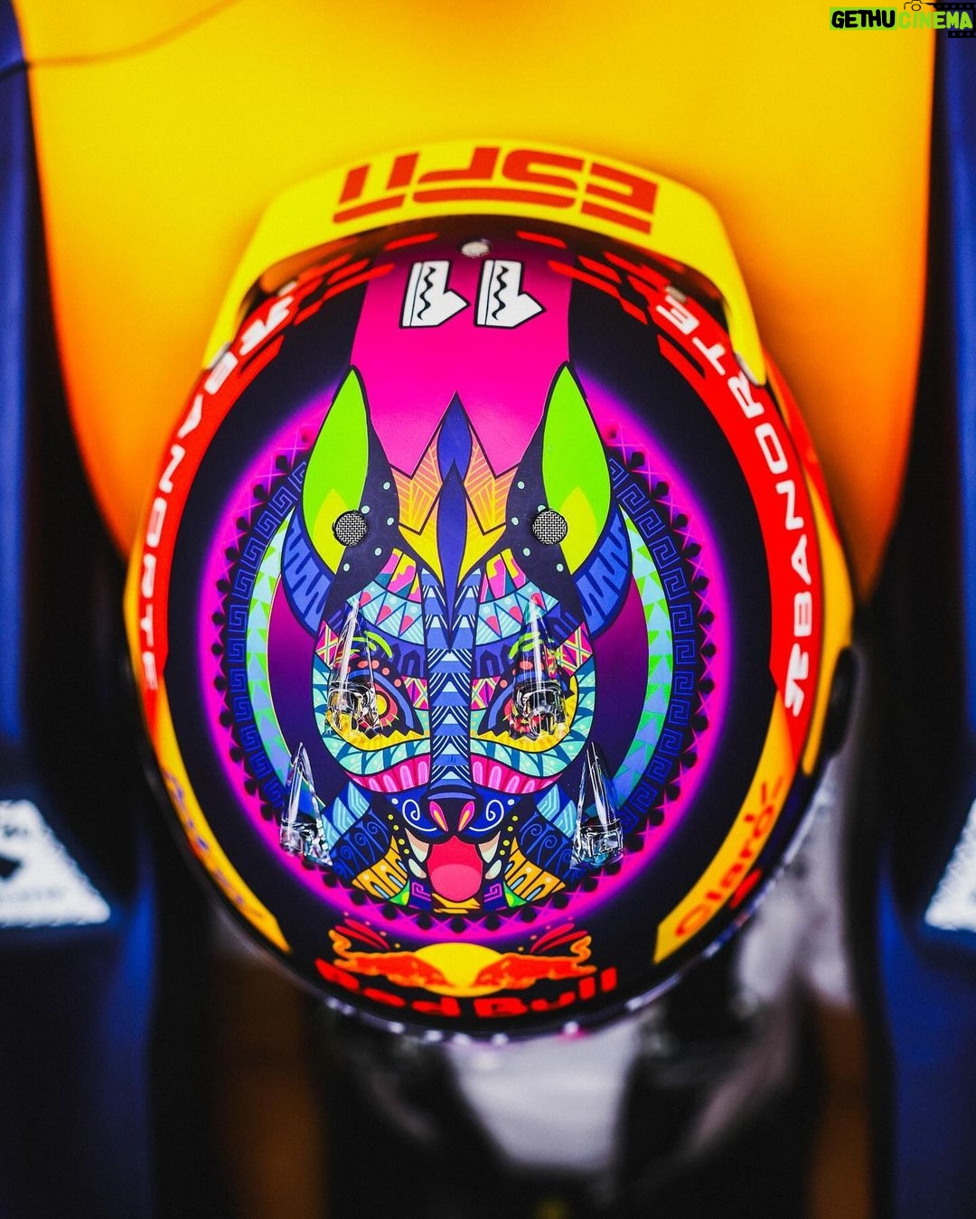 Sergio Pérez Instagram - Nuestros hermanos en Guerrero nos necesitan, la tragedia es inimaginable y no hay tiempo qué perder. Estoy donando uno de mis cascos que usaré el fin de semana en el #MexicoGP La puja inicia en $500,000 pesos. Toda la información en @fundacionchecoperez Our brothers in Guerrero need us, the tragedy is unimaginable and there’s no time to waste. I’m donating one of my helmets that I’ll use this weekend at the #MexicoGP Bidding starts at $500,000 pesos. All information at @fundacionchecoperez #SP11