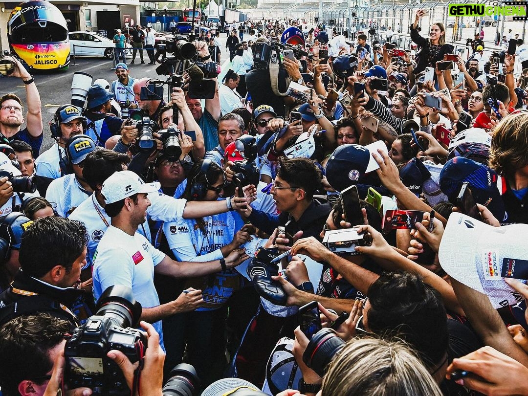 Sergio PĂ©rez Instagram - 🇲🇽 IncreĂble siempre el apoyo de todos ¡Gracias! Estamos listos para el fin de semana, hemos trabajado muy duro y vamos a darlo todo para lograr un gran resultado. Always amazed by everyone’s support. Thank you! We are ready for the weekend, we've worked very hard, and we are going to give our all this weekend to achieve a great result. #SP11 AutĂłdromo Hermanos RodrĂguez