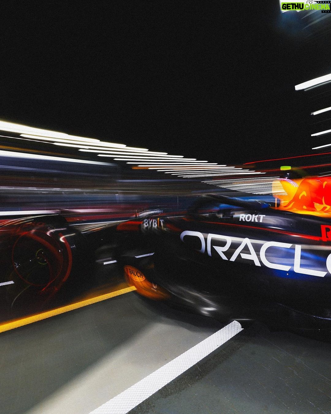Sergio Pérez Instagram - Very difficult day for the whole team, but the points are awarded tomorrow and we’ll do our best to turn things around. Día muy difícil para todo el equipo, pero los puntos se dan mañana y haremos nuestro mejor esfuerzo para revertir la situación. #SP11 Singapore Grand Prix
